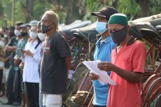 Puluhan Tukang Becak di Kulon Progo Terima 