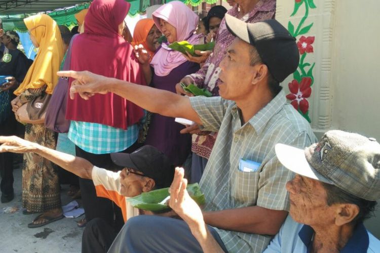 Warga menyantap Mides khas Pundong, Bantul, dalam Festival Mides 2018.