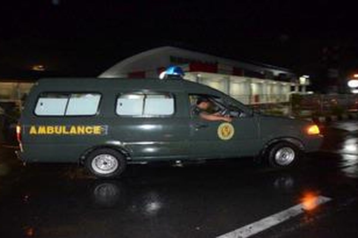 Jenazah Prajurit Satu Wahyu Prabowo dibawa menggunakan mobil ambulans setelah tiba di Bandar Udara Adisutjipto, Sleman, DI Yogyakarta, Jumat (22/2/2013) malam. Prajurit yang gugur tertembak saat bertugas di Puncak Jaya, Papua, tersebut selanjutnya dibawa ke Purbalingga, Jawa Tengah, untuk dimakamkan di tempat asalnya tersebut. 