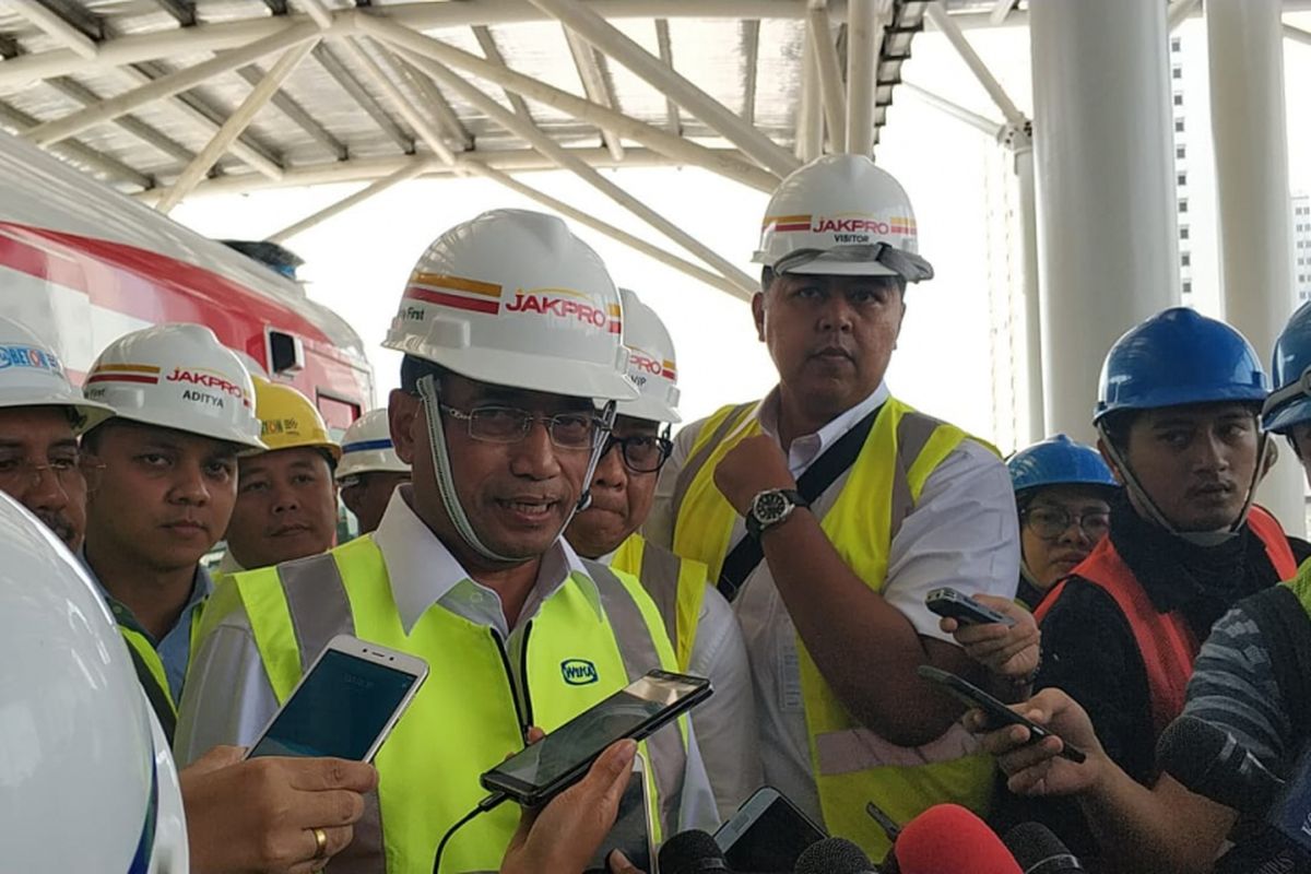 Menteri Perhubungan Budi Karya Sumadi lakukan pengetesan LRT di Kelapa Gading, Minggu (15/7/2018)
