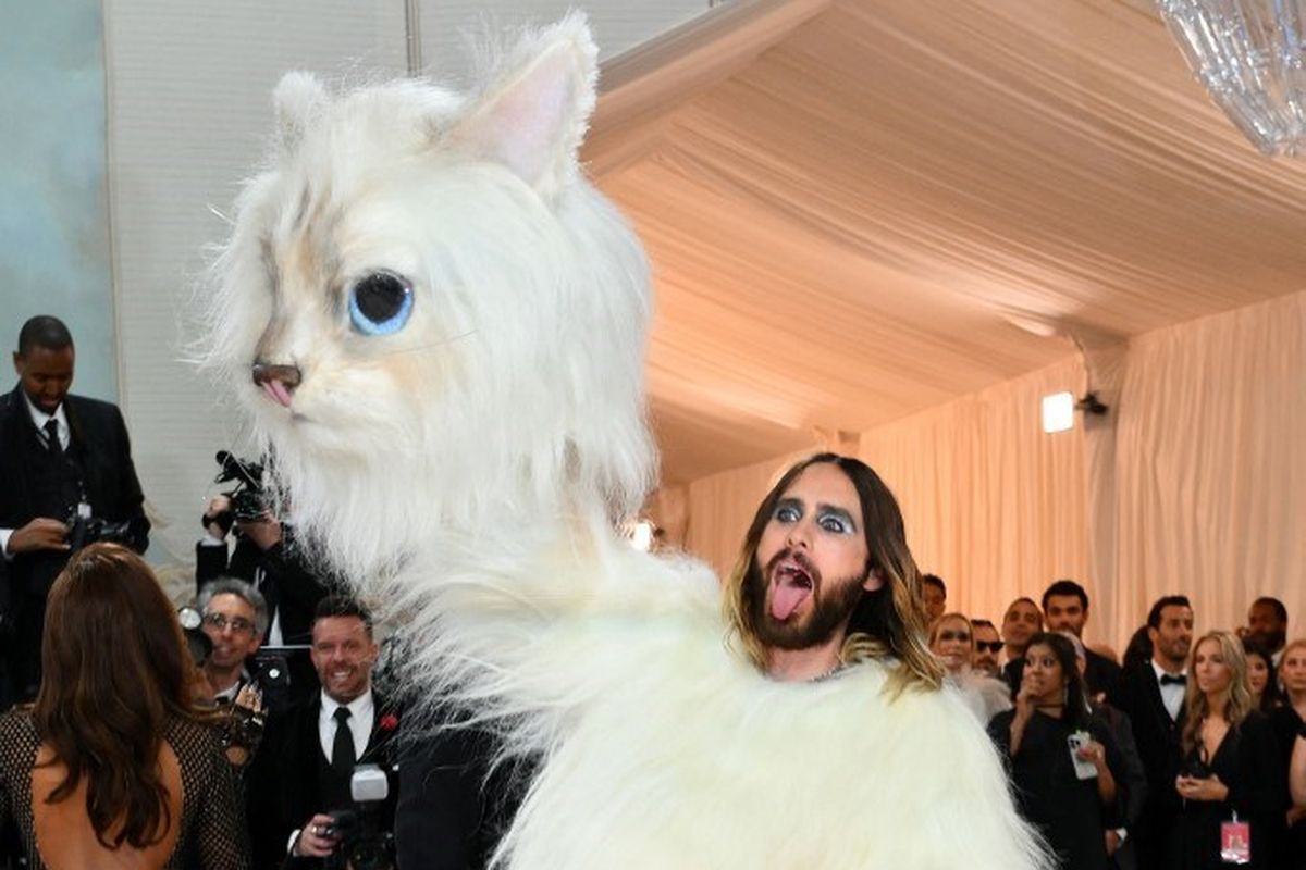 Aktor asal Amerika Serikat Jared Leto tiba di karpet merah Met Gala 2023 dalam kostum Choupette, kucing kesayangan Karl Lagerfeld. Met Gala 2023 digelar di Metropolitan Museum of Art di New York City pada Senin (1/5/2023). 