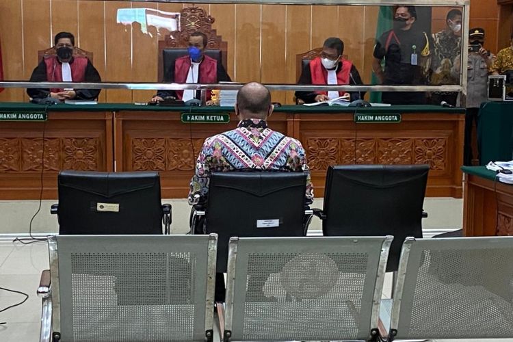 Irjen Teddy Minahasa duduk di hadapan majelis hakim dalam persidangan di PN Jakarta Barat, Kamis (23/2/2023). Teddy merupakan terdakwa kasus peredaran narkotika jenis sabu.  