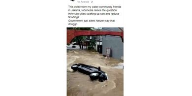 Tangkapan layar video yang menampilkan mobil berwarna hitam hanyut terbawa arus banjir.