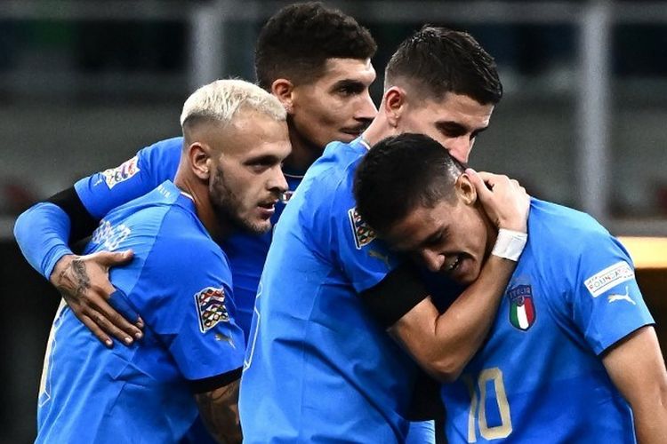 Para pemain timnas Italia merayakan gol Giacomo Raspadori ke gawang timnas Inggris pada lanjutan laga UEFA Nations League di San Siro, Milan, pada Sabtu (24/9/2022) dini hari WIB. Terkini, timnas Italia tidak akan tampil di Piala Dunia 2022.