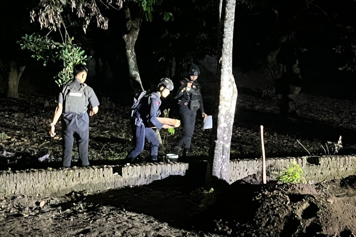 Tim Gegana Polda DIY melakukan evakuasi granat di Padukuhan Tobratan RT 03, Kalurahan Wirokerten, Banguntapan Bantul, DI Yogyakarta, Jumat (13/6/2025) petang.