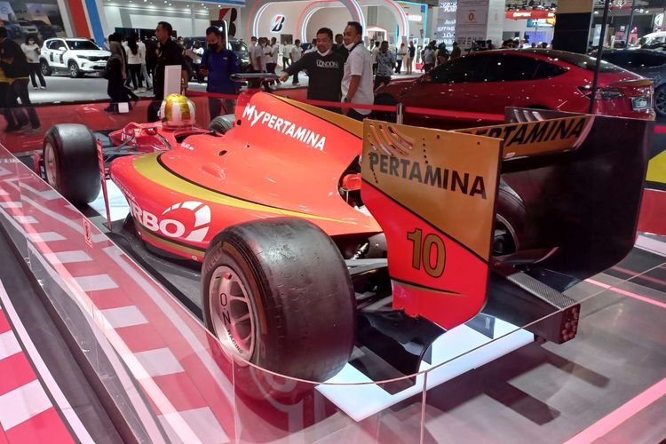 Mobil balap FIA Formula 2 (F2) yang digunakan Sean Gelael dipajang di Indonesia International Motor Show (IIMS) 2023
