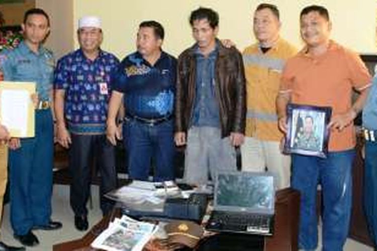 KOMPAS.com / Mei Leandha - Pelaku penipuan modus mengaku pejabat TNI dan Polri (berjaket coklat) saat diringkus bersama barang buktinya, Senin (14/11/2016)