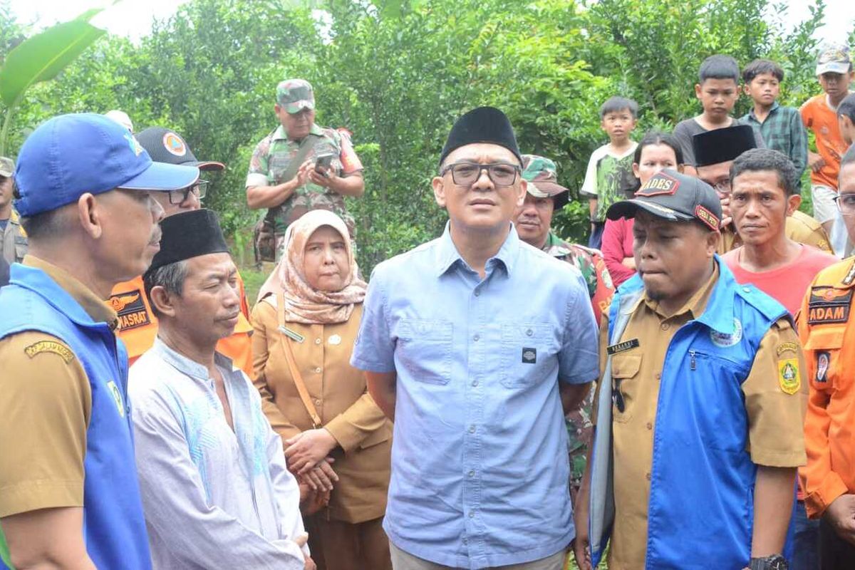 Bupati Bogor Iwan Setiawan saat meninjau lokasi bencana tanah longsor di Kampung Sempur Bates, Desa Petir, Kecamatan Dramaga, Kabupaten Bogor, Jawa Barat, Senin (27/11/23).