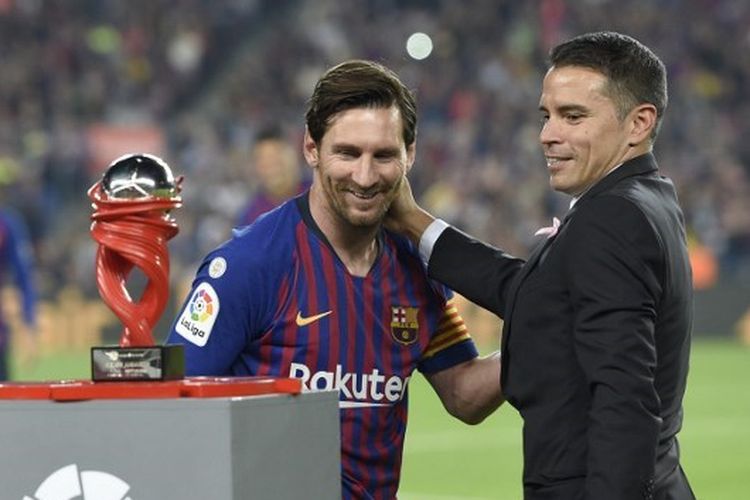 Pemain Barcelona, Lionel Messi, menerima penghargaan Pemain Terbaik Liga dari eks pemain Argentina, Javier Saviola, sebelum laga Barcelona vs Sevilla di Camp Nou pada 20 Oktober 2018. Terkini, Javier Saviola kembali mengenang Lionel Messi jelang El Clasico yang mempertemukan Barcelona vs Madrid pada Sabtu (28/10/2023). (Photo by LLUIS GENE / AFP)