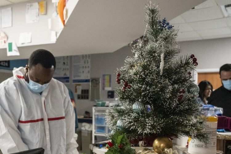 Dekorasi Natal terlihat saat anggota staf medis bekerja di ruang perawatan unit perawatan intensif (ICU) COVID-19 pada Malam Natal.