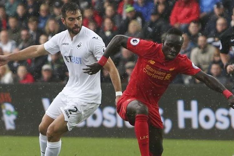 Pemain Liverpool, Sadio Mane (kanan), berduel dengan pemain Swansea City, Jordi Amat, dalam laga Premier League di Stadion Liberty, Sabtu (1/10/2016).