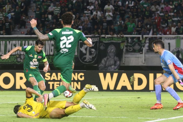 Bruno Moreira mencetak gol di laga Persebaya vs Semen Padang yang berakhir 1-0 dalam Super League 2025-2026, Jumat (19/9/2025) di Stadion Gelora Bung Tomo, Surabaya. (KOMPAS.com/Suci Rahayu).