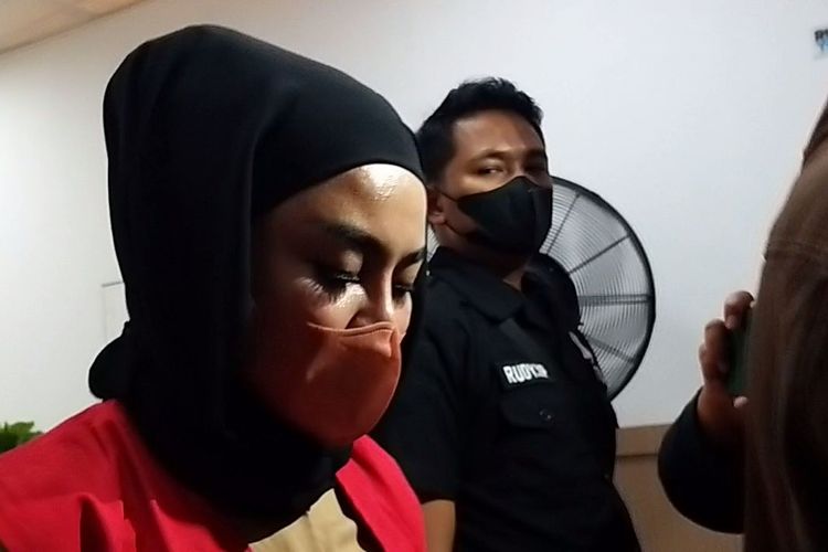 Terdakwa Medina Zein saat tiba di Pengadilan Negeri Jakarta Selatan, Senin (8/8/2022). 