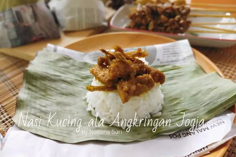 Nasi kucing ala angkringan di Yogyakarta. 