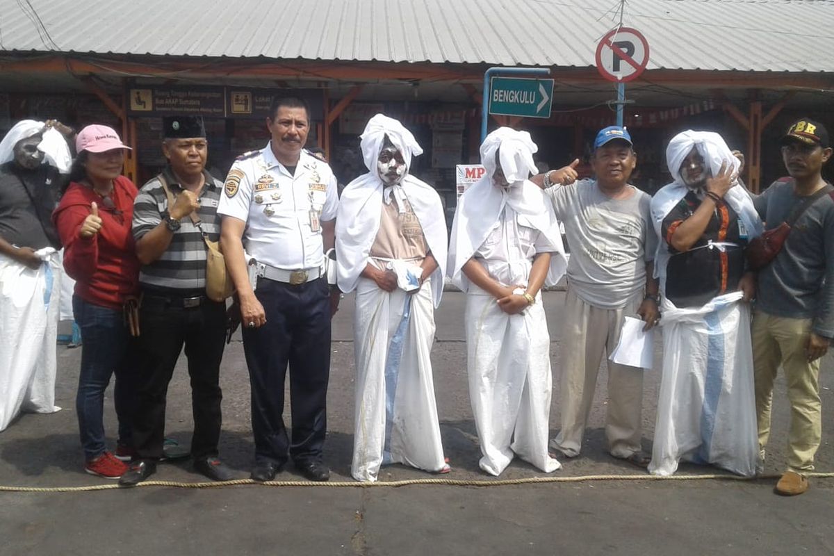 Peserta lomba balap karung dengan kostum pocong di Terminal Bus Kalideres pada Rabu (14/8/2019).