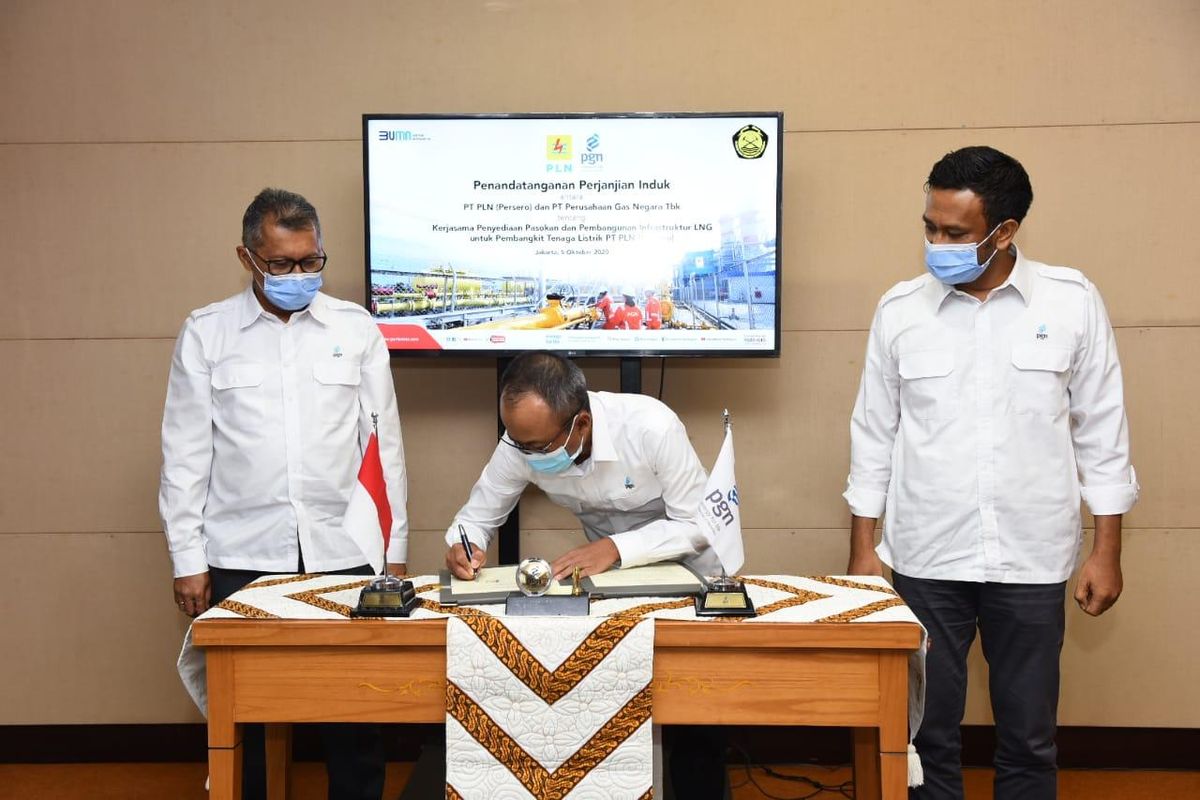 Penandatanganan Surat Perjanjian Induk Kerja Sama Penyediaan Pasokan dan Pembangunan Infrastruktur Liquefied natural gas (LNG) di 52 lokasi pembangkit listrik PT Perusahaan Listrik Negara (PLN) dengan PT PLN (Persero) antara Direktur Utama PT Perusahaan Gas Negara Tbk (PGN) Suko Hartono  dan Direktur Energi Primer PLN Rudy Hendra Prastowo, Senin (05/10/2020).
