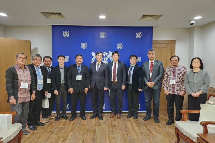Pertemuan pimpinan Universitas Mataram, Universitas Padjadjaran, Universitas Negeri Padang, dan Universitas Malikussaleh melakukan pertemuan dengan Presiden Seoul National University (SNU). 
