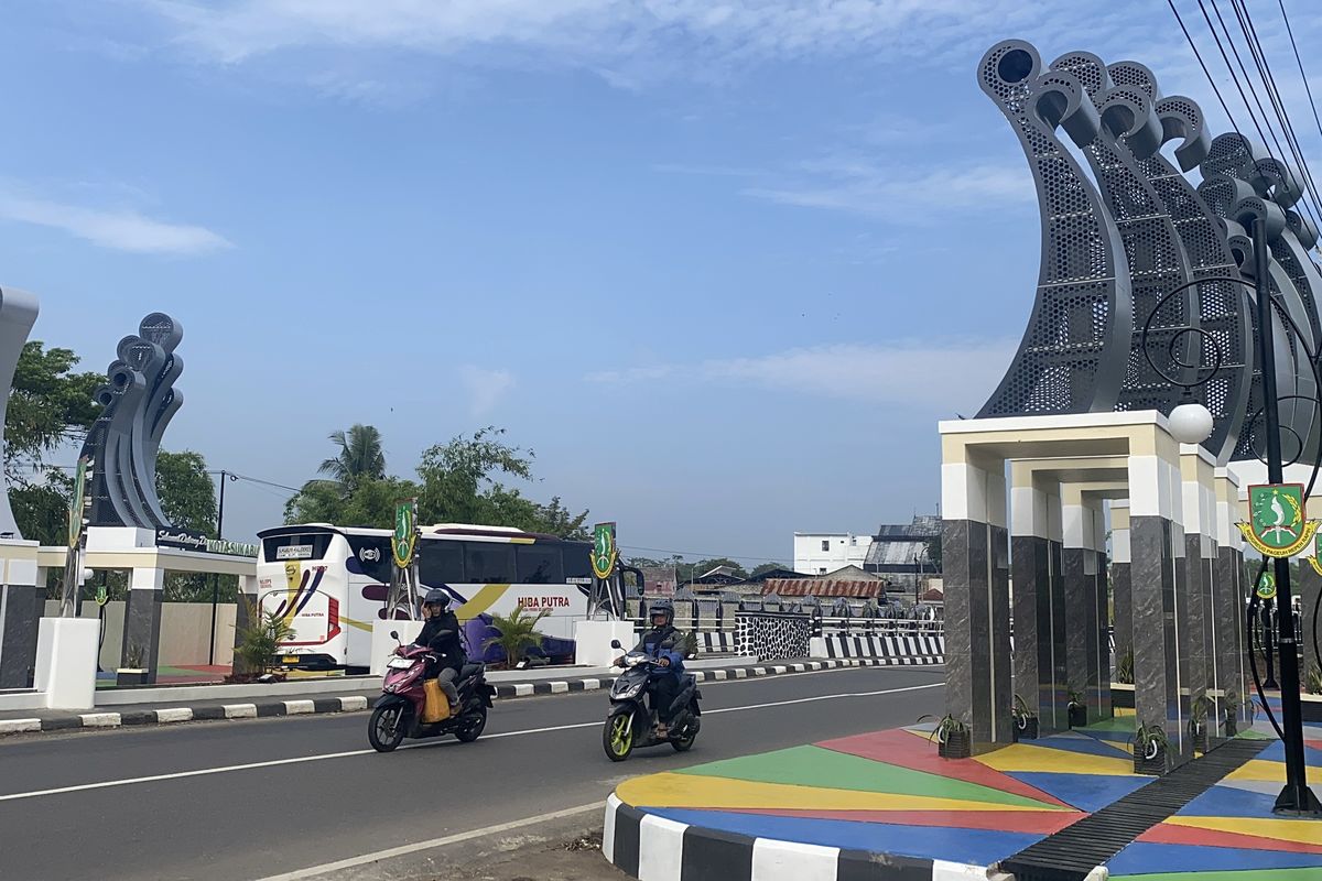 Nampak tugu pembatas kota Sukabumi yang berada di Jalan Jalur Lingkar Selatan itu berbatasan dengan Kabupaten Sukabumi, Rabu (3/12/2025)