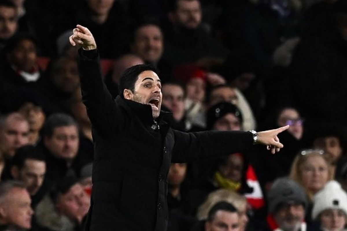 Manajer Arsenal, Mikel Arteta, memberikan instruksi kepada pemainnya dalam laga pekan ke-19 Liga Inggris 2022-2023 kontra Newcastle United di Stadion Emirates, London, pada Rabu (3/1/2023) malam waktu setempat. Terkini, Arteta bakal mendampingi Arsenal buat menghadapi Everon dalam partai tunda pekan ke-7 Liga Inggris 2022-2023 pada Kamis (2/2/2023). (Photo by Ben Stansall / AFP) 