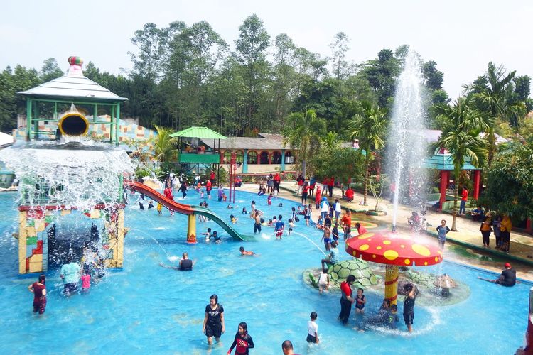Salah satu kolam renang di CAS Water Park Cikole Banten