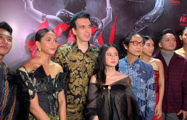 Produser Manoj Punjabi, sutradara Awi Suryadi dan jajaran pemain fim KKN di Desa Penari dalam Gala Premiere di Epicentrum XXI di kawasan Jakarta Selatan, Jumat (22/4/2022).