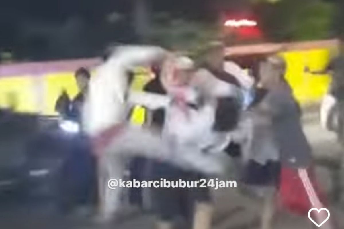 Aksi tawuran antar-remaja terjadi di Jalan Cibubur I, tepatnya di depan sekolah dasar negeri (SDN) Cibubur 01, Ciracas, Jakarta Timur, Senin (4/4/2022) malam. Dalam video yang beredar di media sosial, para remaja tampak saling serang menggunakan sarung dan tongkat kayu.