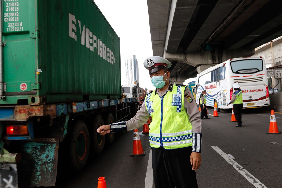 Petugas melakukan pemeriksaan di check point penyekatan pertama di ruas tol Jakarta - Cikampek Km 31, Kabupaten Bekasi, Jawa Barat, Jumat (24/4/2020). Larangan mudik mulai diberlakukan pemerintah mulai 24 April 2020 pukul 00.00 WIB untuk mencegah penyebaran Covid-19 melalui Operasi Ketupat 2020. Kendaraan pribadi baik motor atau mobil dan kendaraan umum berpenumpang dilarang keluar dari wilayah Jabodetabek.