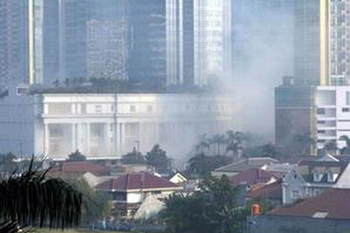Asap membumbung dari lokasi ledakan di Hotel JW Marriott dan Ritz Carlton, Jumat (17/70