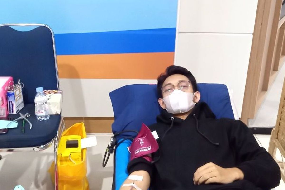Feri (25) melakukan donor plasma konvalesen di Sentra Donor MRT Jakarta, Selasa (24/8/2021). Dok. Pribadi