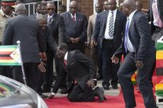 Presiden Robert Mugabe Jatuh Saat Turun dari Podium