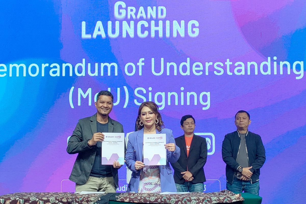 Rully Hariwinata, Chief Marketing Officer KasPro dan Maria Eva Sriulina, CEO dan Founder IZILOH, pada acara Grand Launching IZILOH. 