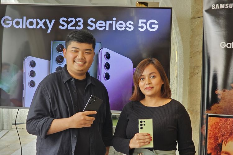 Fotografer Anton Suseno (kiri) dan MX Product Marketing Manager, Samsung Electronics Indonesia Elvira Dwi Anggraeni dalam acara Consumer Launch Galaxy S23 series, di Senayan Park, Jakarta Pusat, Sabtu (25/2/2023) 