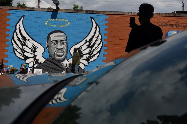 Mural George Floyd yang digambar di tempatnya tumbuh besar di Houston, Texas. George Floyd di mural ini digambarkan sebagai pria bersayap malaikat, yang di atas kepalanya ada lingkaran cahaya bertuliskan Selamanya Bernapas, di Hati Kami.