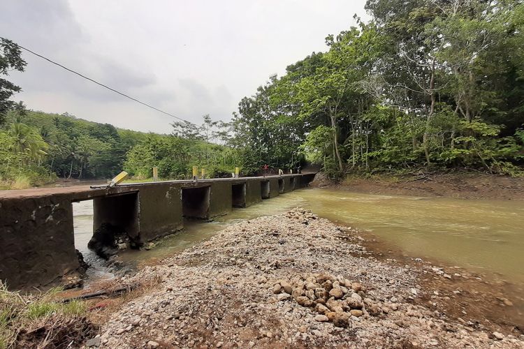 Crossway di Padukuhan Kedungwanglu, Kalurahan Banyusoco, Kapanewon Playen, Gunungkidul