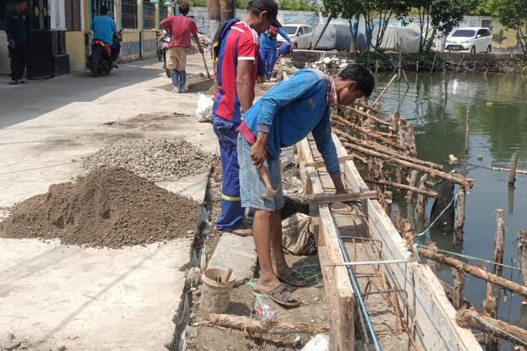Pembangunan turap Si Pitung kembali dilakukan untuk mencegah banjir rob masuk ke permukiman warga. 