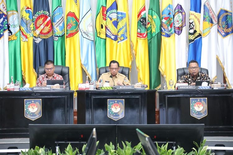 Menteri Dalam Negeri (Mendagri) Muhammad Tito Karnavian dalam Rapat Koordinasi (Rakor) Pengendalian Inflasi Daerah yang berlangsung secara hibrida di Gedung Sasana Bhakti Praja (SBP) Kantor Pusat Kementerian Dalam Negeri (Kemendagri), Jakarta, Senin (19/6/2023).