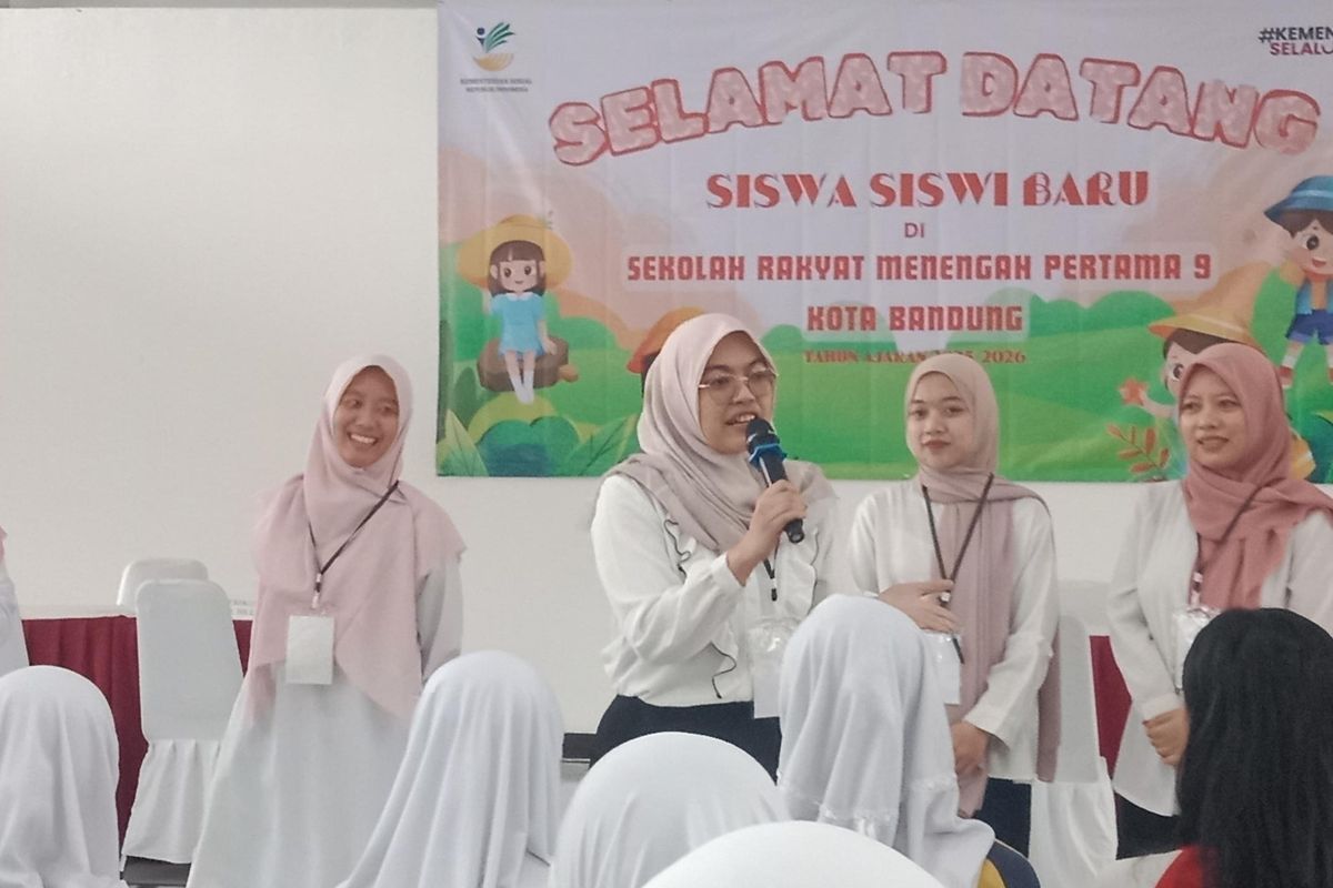 Terlihat para guru dan murid di Sekolah Rakyat Menengah Pertama (SRMP) 9 Kota Bandung sedang kegiatan di Masa Pengenalan Lingkungan Sekolah (MPLS), di Kota Bandung, Jawa Barat, Senin (14/7/2025).