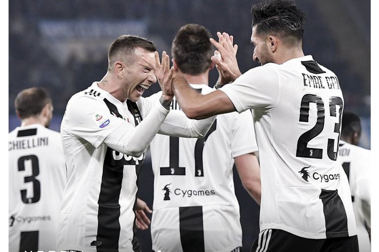 Para pemain Juventus merayakan kemenangan atas Napoli dalam laga Serie A di Stadion San Paolo, Napoli, Minggu (3/3/2019).