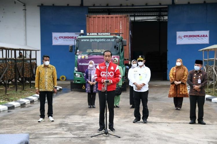 Presiden Joko Widodo saat melepas komoditas Pinang Biji dari pabrik CV Indokara, Kabupaten Muaro Jambi, Provinsi Jambi untuk diekspor ke Pakistan pada Kamis (7/4/2022).