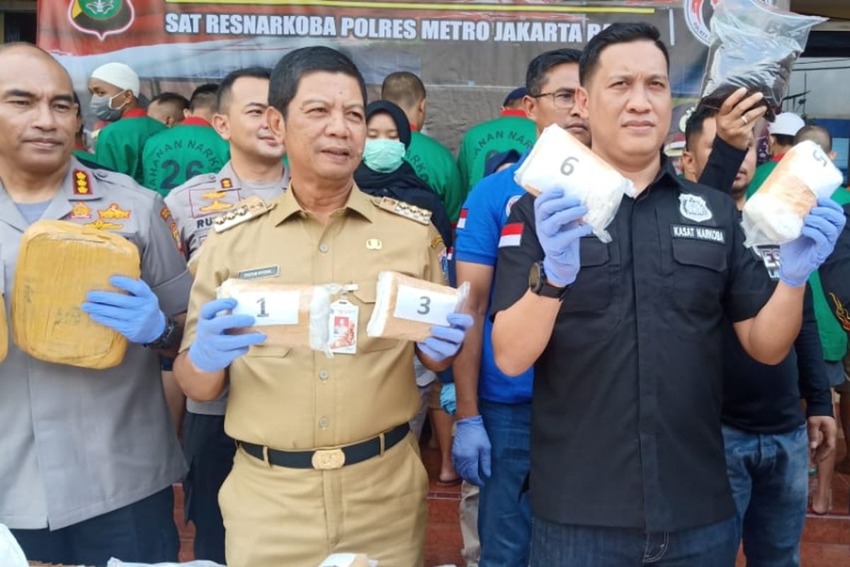 Kapolres Jakarta Barat Kombes Pol Audie Latuheru, Wali Kota Jakarta Barat Rustam Effendi dan Kasat Narkoba Polres Metro Jakbar Kompol Ronaldo Maradona di Polres Metro Jakbar, Selasa (3/3/2020) 