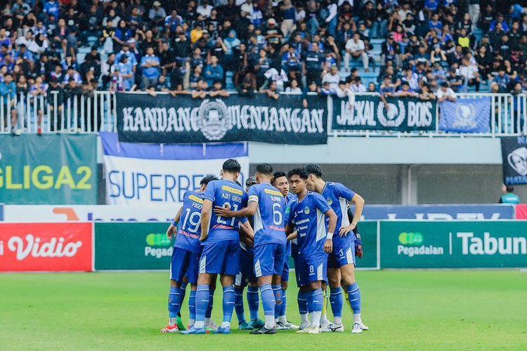 Pemain-pemain PSIM melakukan tos sebelum berduel melawan PSPS dalam laga 8 besar Liga 2 2024-2025 di Stadion Mandala Krida, Yogyakarta, Senin (17/2/2025). PSIM menang 2-1 dan memastikan promosi ke Liga 1.