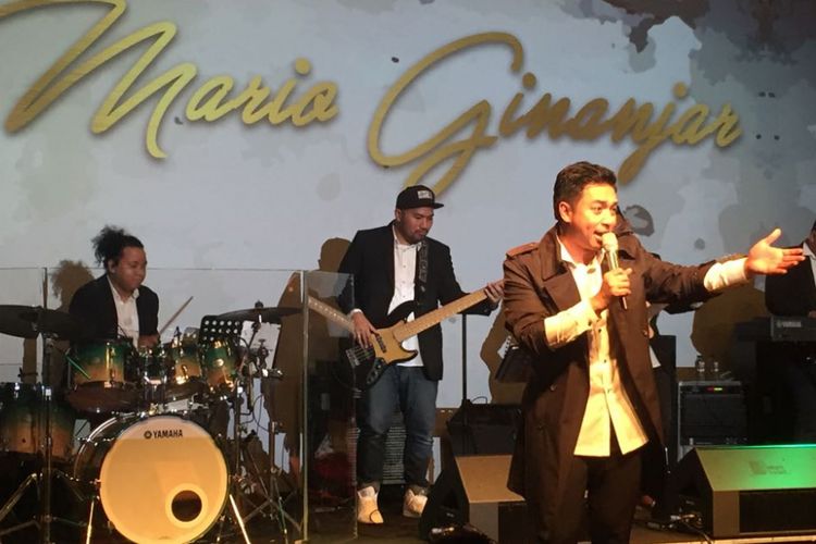 Mario Ginanjar saat tampil dalam konser tunggalnya yang bertajuk Aku Bukan Malaikat Live Concert di XXI Lounge Plaza Senayan, Jakarta, pada Jumat (6/10/2017).