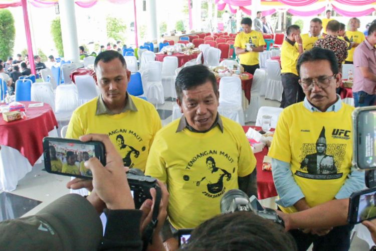 Foto: Bupati Simalungun Radiapoh Hasiholan Sinaga (tengah) diwawancarai sejumlah awak media usai menyaksikan pertandingan Jeka Saragih VS Anshul Jubli di pendopo Rumah Dinas Bupati, Pamatang Raya, Minggu (5/2/2023).