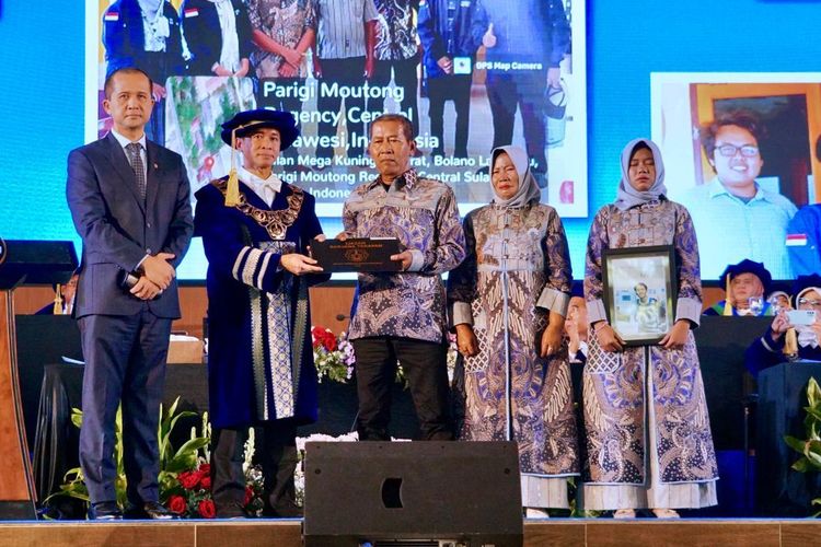 Mentrans Serahkan Ijazah Abdul Rohid yang Meninggal Saat Ekspedisi Patriot