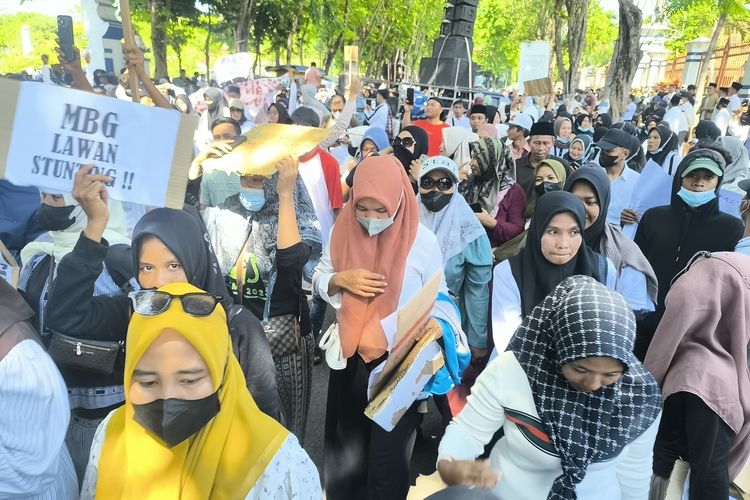 Emak-emak Datangi DPRD Sampang, Minta MBG Dilanjutkan
