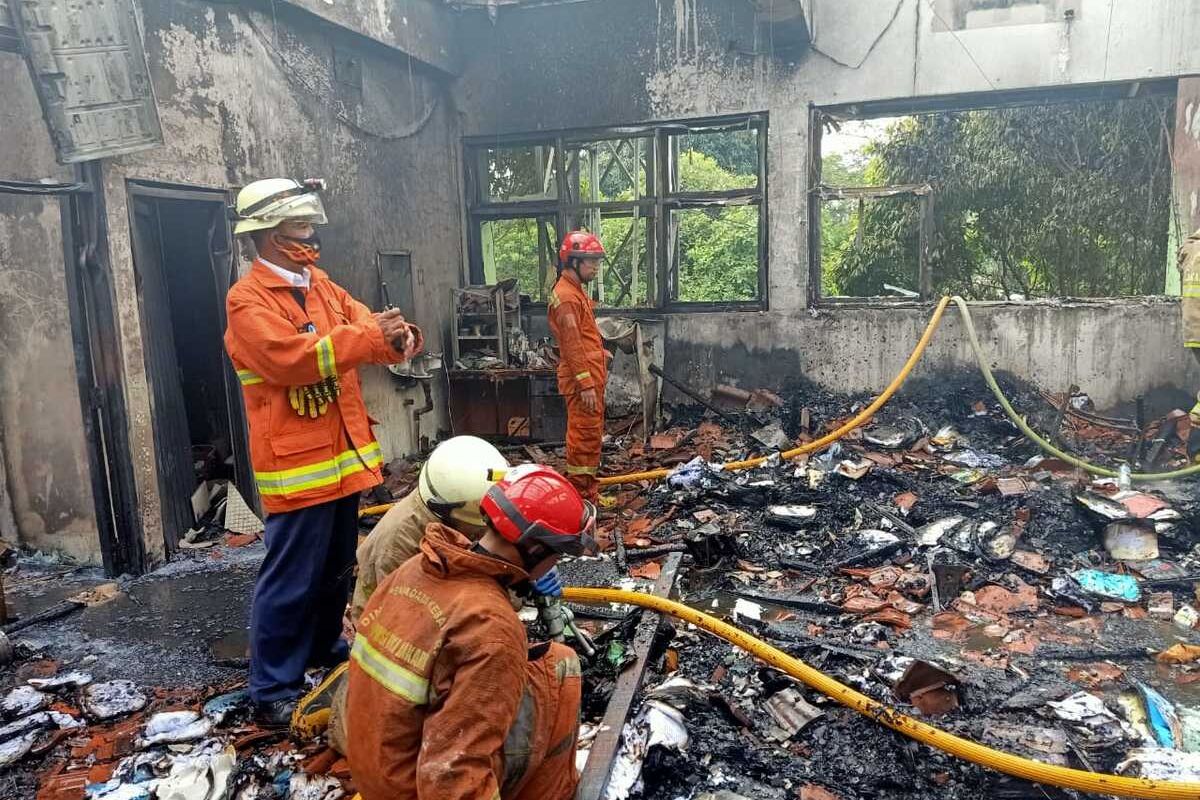 kebakaran di SMA 100 Jakarta Timur, Rabu (1/7/2020).