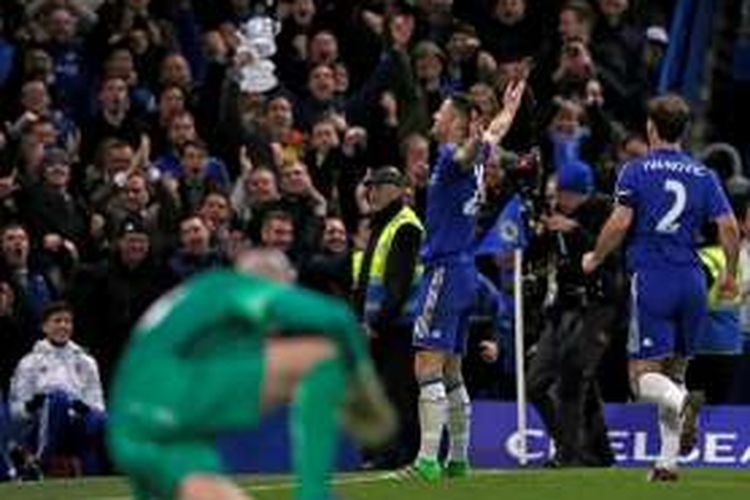 Perayaan gol pemain belakang Chelsea, Gary Cahill, ke gawang Manchester City pada babak kelima Piala FA di Stadion Stamford Bridge, Minggu (21/2/2016).