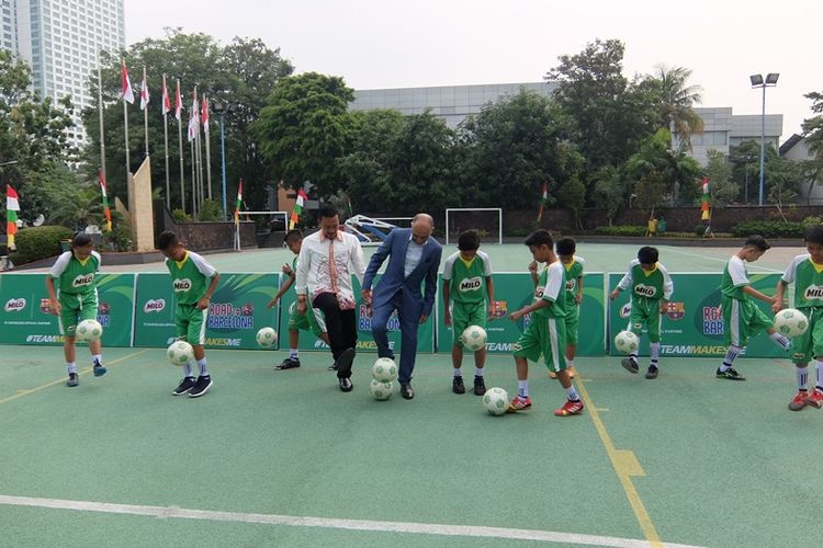 Kesepuluh murid sekolah dasar dari Jakarta hingga Jayapura ini akan memperdalam ilmus epakbola di Barcelona, 19-24 Agustus.