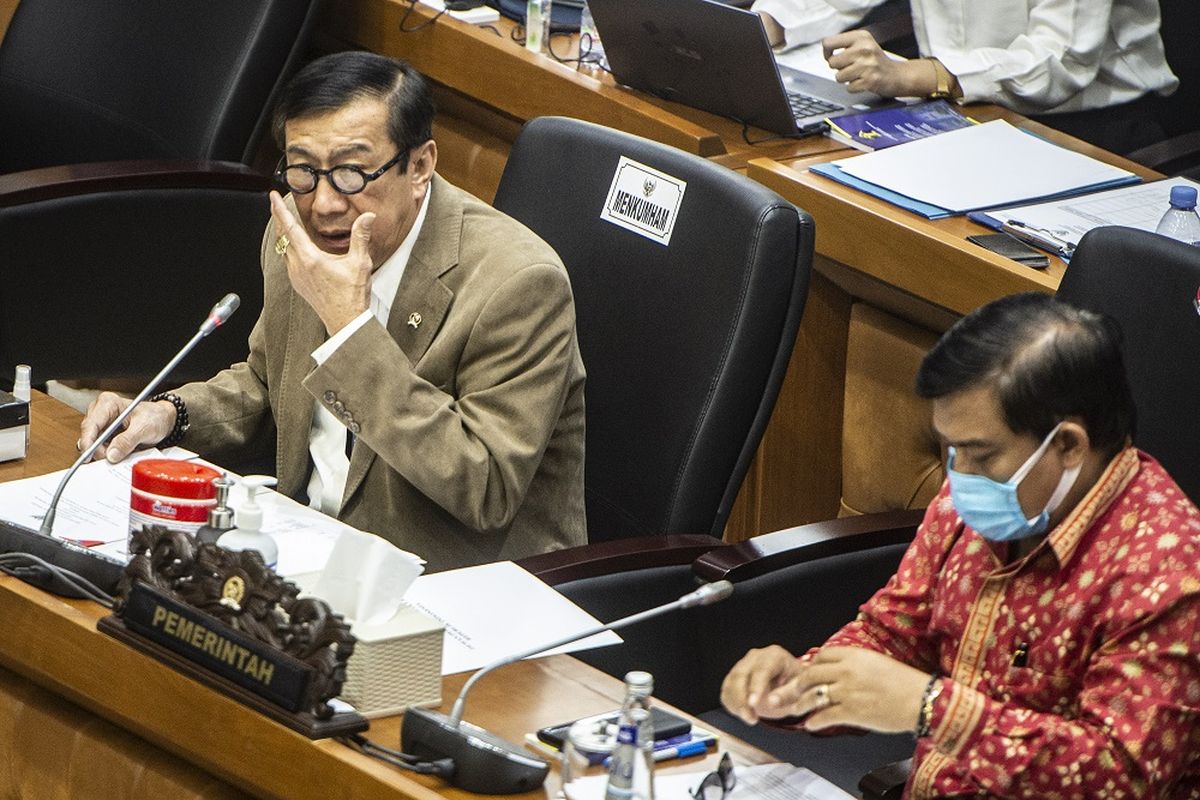 Menkumham Yasonna Laoly (kiri) menghadiri rapat kerja dengan Badan Legislasi (Baleg) DPR dan DPD di Kompleks Parlemen, Senayan, Jakarta, Rabu (15/9/2021). Rapat tersebut membahas evaluasi Prolegnas RUU Prioritas Tahun 2021. ANTARA FOTO/Aprillio Akbar/wsj.