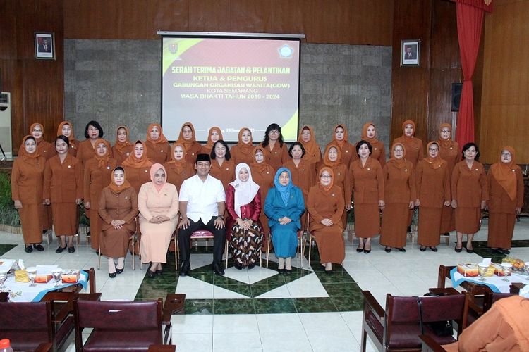 Wali Kota Semarang Hendrar Prihadi bersama Isteri Wagub Jateng foto bersama Pengurus GOW Kota Semarang dalam pelantikan pengurus baru periode 2019-2024 di Gedung Balaikota belum lama ini